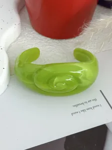Grove limoengroene hars manchet armband met reliëf wervel voor moderne vrouwen