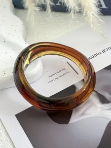 Nahaufnahme eines Vintage Bernstein-Acryl-Armreifs mit eleganter Marmorierung