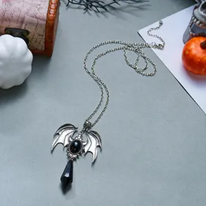 Dettaglio della collana gotica a forma di pipistrello con ciondolo di cristallo nero