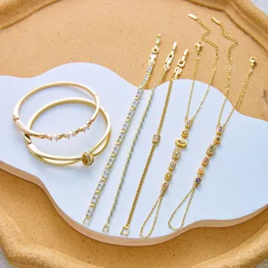 Exquisita colección de pulseras doradas y cadenas para la mano con piedras de colores