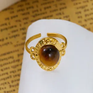 Primo piano di anello vintage in occhio di tigre dorato con motivo solare