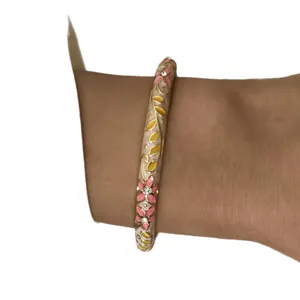 Bohemian Emaille Armreif mit bunten Blumenmustern und kleinen weißen Steinen