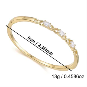 Vista detallada del brazalete dorado con gemas de 6 cm de diámetro y 13 g de peso