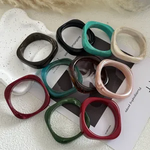 Collectie onregelmatige gemarmerde acryl armbanden in elegante kleuren