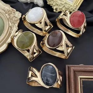 Vintage goldfarbene breite Armreifen mit bunten Emaille-Edelsteinen und Federöffnung