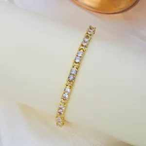 Primer plano de una pulsera tenis dorada con cristales transparentes brillantes