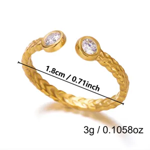 Nahaufnahme eines goldenen geflochtenen Rings mit Maßangaben von 1,8 cm Durchmesser