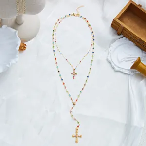 Vue détaillée d'un collier en Y à deux couches avec croix et strass multicolores