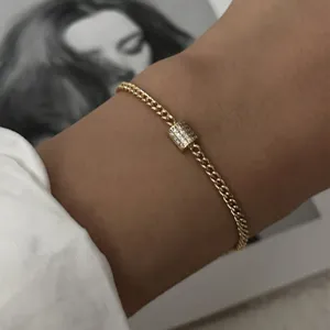 Primer plano detallado de pulsera de cadena dorada con dije de cristal micro-pavé