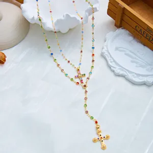 Détail du collier double rang en Y avec croix et strass multicolores style vintage.