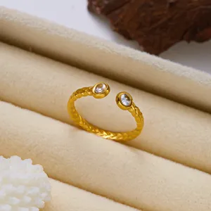 Detailaufnahme eines goldenen Vintage-Rings mit Kristallen und Weizen-Textur