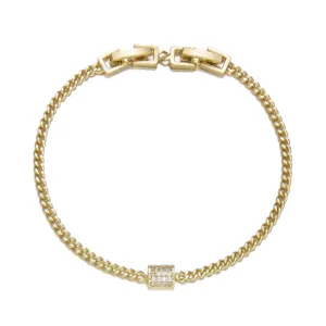 Elegante pulsera de cadena dorada con un detalle de amuleto de cristal pavé cuadrado.