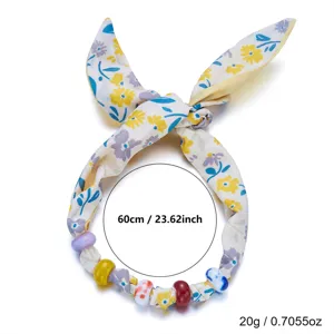 Detalle del collar de tela con flores estilo playero, de 60 cm de largo y 20 g