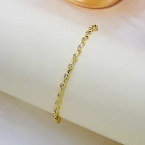 Vista de primer plano detallada de una elegante pulsera dorada con piedras brillantes