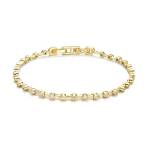 Vista detallada de la elegante pulsera de eslabones dorados con circonitas cúbicas finas