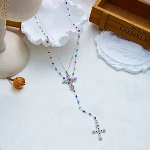 Détail du collier en argent vintage en forme de Y avec pendentif croix en strass