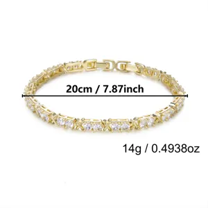 Vista detallada de una pulsera de tenis chapada en oro con circonitas blancas