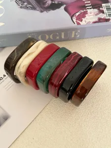 Macro-weergave van minimalistische gemarmerde acryl armbanden in verschillende kleuren