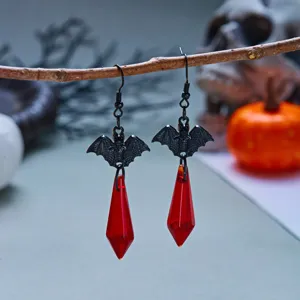 Orecchini gotici a pipistrello con pendenti sfaccettati a goccia rosso traslucido