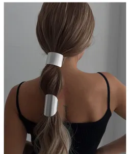 Rückansicht mit minimalistischen silbernen Haarmanschetten an einem tiefen Pferdeschwanz
