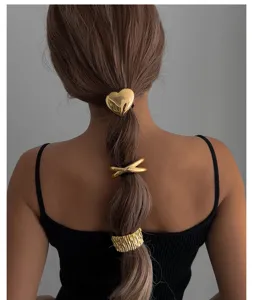 Elegante minimalistische goldene Haarnadeln aus Legierung an einem Pferdeschwanz