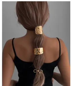 Elegante goldene Haarschellen mit Hammerschlag und Bogen-Haarschmuck für Damenstyling