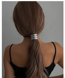 Nahaufnahme eines silbernen Haarbands aus Metall, gestylt im Pferdeschwanz