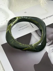 Nahaufnahme eines quadratischen Retro-Acryl-Armreifs mit tiefgrüner Marmorierung.