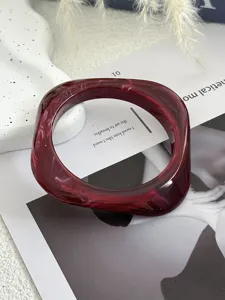 Nahaufnahme eines roten Vintage-Armreifs aus Acryl mit edler Marmorierung für Damen