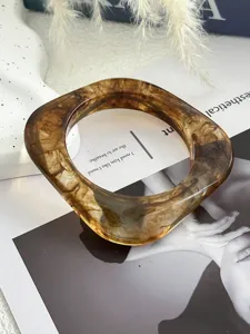 Detailansicht eines Retro-Acryl-Armreifs in quadratischer Form mit Bernstein-Muster