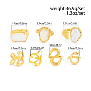 Detail eines unregelmäßigen Barockperlen-Goldring-Sets mit Maßangaben und Gewicht