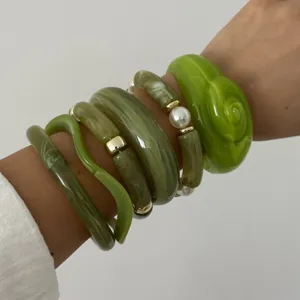 Retro minimalistische groene hars bamboe armbandenset met parelaccenten voor gelaagde styling