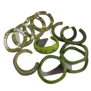 Stijlvolle groene hars gelaagde armbandenset met bamboe textuur en parel kralen