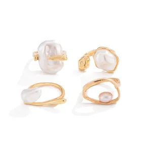Elegantes Set aus vier unregelmäßigen Barock-Perlenringen im französischen Vintage-Stil.