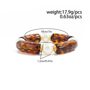 Dettaglio del bracciale retrò in acrilico tartarugato con perle e misure fornite