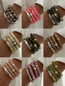 Collage di bracciali a tubo di bambù in acrilico multicolore con 9 varianti stile retrò.