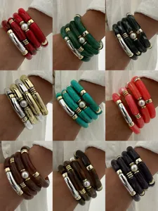 Set di bracciali a tubo curvo in acrilico colorato con dettagli di perle e metallo