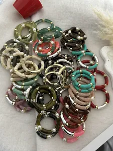 Vista dettagliata di vari braccialetti retrò colorati in acrilico a forma di bambù