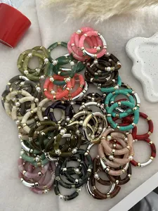 Braccialetti colorati in acrilico a tubo di bambù con perle e accenti in metallo dorato