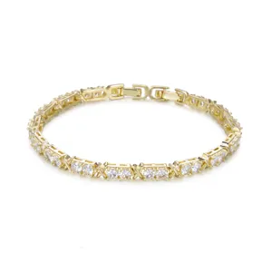 Delicado brazalete tenis chapado en oro con eslabones XOXO de circonita cúbica.