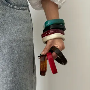Stijlvolle onregelmatige acryl armbanden set in diverse gemarmerde en effen kleuren