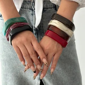 Set minimalistische onregelmatige gemarmerde acryl armbanden met gladde afwerking