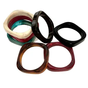 Onregelmatige acryl armbanden met geometrische gladde afwerking en marmeren textuur