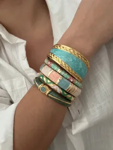 Détail de bracelets vintage en émail avec placage à l'or et motifs colorés