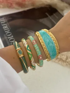 Gros plan de bracelets en émail vintage de style palais chinois sur un poignet de femme