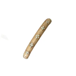 Vintage Armreif aus Emaille mit feinem Blumenmuster und sicherem Klickverschluss.