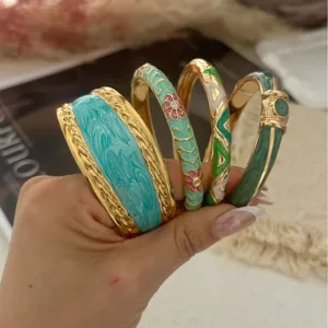 Bracelets joncs en émail vintage de couleurs assorties avec placage à l'or fin