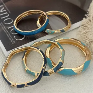 Bracelets joncs émaillés dorés vintage avec un élégant design color-block