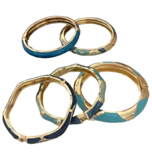 Joncs vintage en émail avec blocs de couleurs bleues et détails de finition dorée