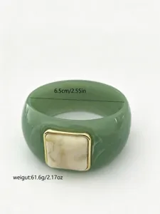 Dettaglio del bracciale in resina verde con diametro interno e peso del prodotto